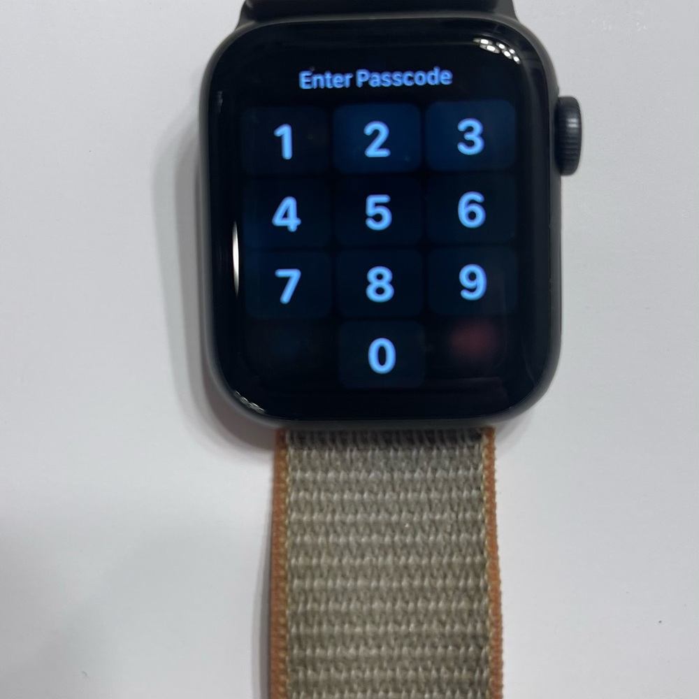 Apple Watch Series 5 - 40mm Aluminum